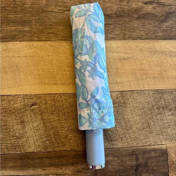 NWT Lilly Pulitzer Blue Floral Umbrella - Picture 2 of 10